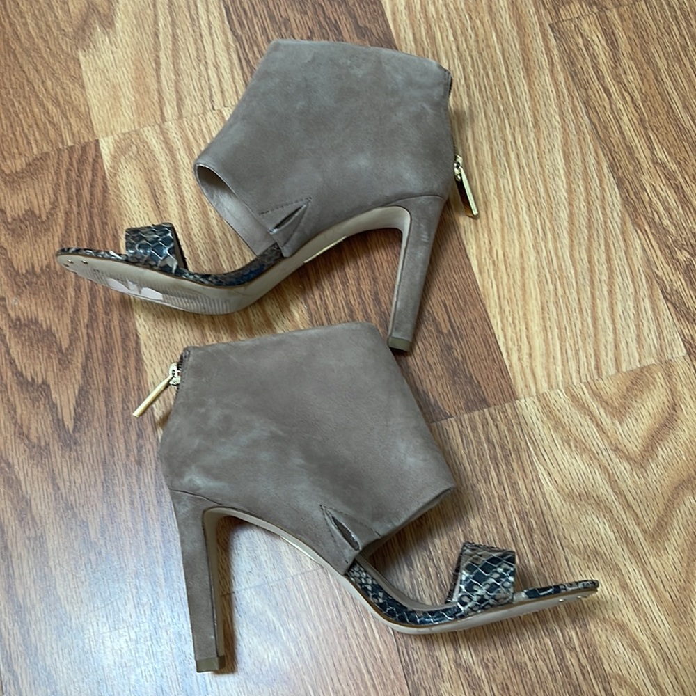 Heels tan with snake type print